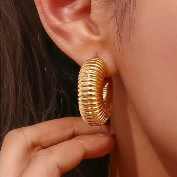 Textured cuff earrings  - Picture 3 of 5